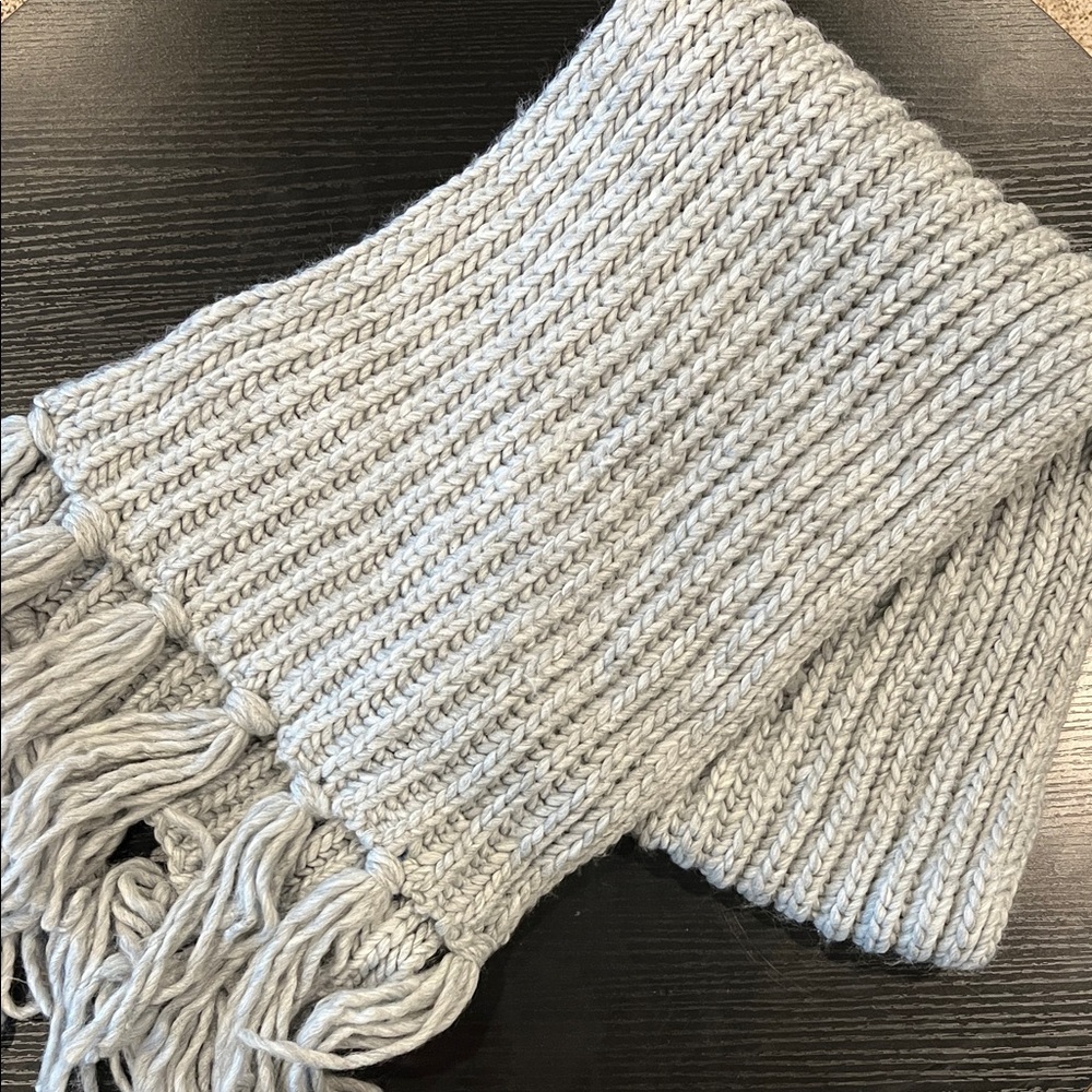 Stylish Light Gray Knit Scarf with Fringe